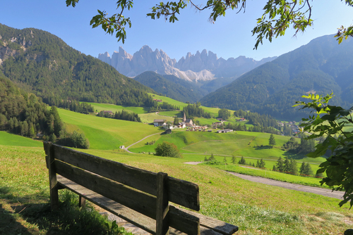 Ławeczka z widokiem, Santa Maddalena, Val di Funes, Dolomity.