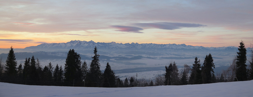 Zimowy wschód Słońca nad Tatrami. Widok z Gorców.