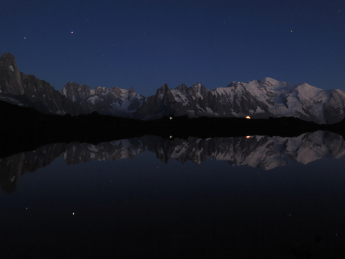 Lac de Cheserys nocą, Alpy Francuskie.