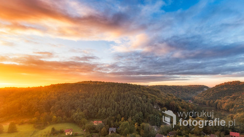 Ze skały Dziadek i Babka rozciąga się malownicza panorama na południową część doliny Będkowskiej. W tym wypadku początkiem października był akurat piękny zachód słońca