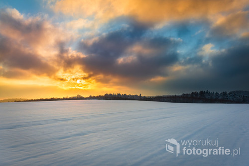 Zimowy zachód słońca nieopodal wejścia na teren Ojcowskiego Parku Narodowego.
Siarczysty mróz i śniegu po kolana.
Tak to powinno wyglądać.