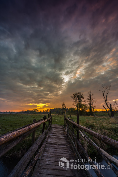 Chmury o wschodzie słońca nad Jeziorką w okolicy Jazgarzewa (powiat Piaseczyński)