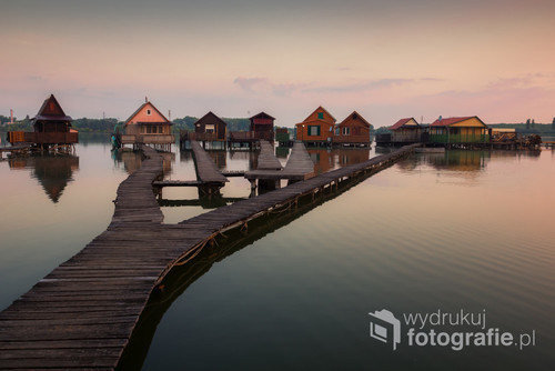 Domki na jeziorze Bokod, Węgry