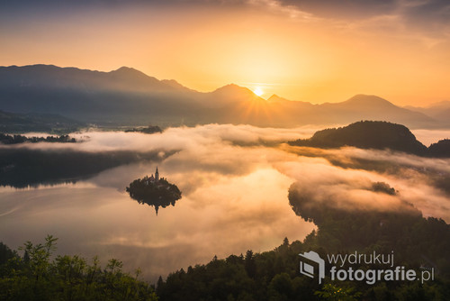 Wschód słońca na jeziorem Bled