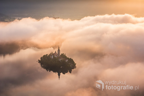 Kościół na wyspie na jeziorze Bled w mglisty poranek
