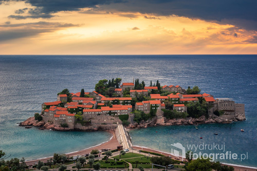 Wyspa Sveti Stefan na Adriatyku w Czarnogórze