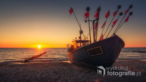 Kuter rybacki nad morzem Bałtyckim podczas zachodu słońca