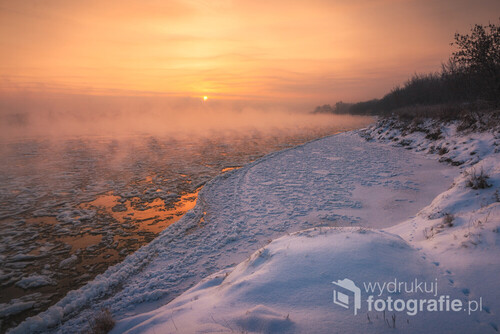 Zimowy wschód słońca nad rzeką