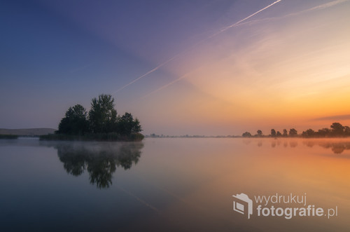 Fotografia wykonana o świcie nad zbiornikiem wodnym w Radymnie, woj. podkarpackie.