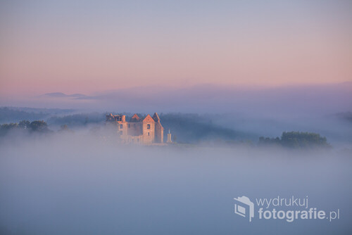 Ruiny klasztoru w Zagórzu w mglisty jesienny poranek.