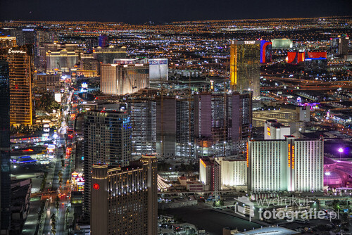 Nocna panorama Las Vegas wykonana z wieży hotelu Stratosphere. 
