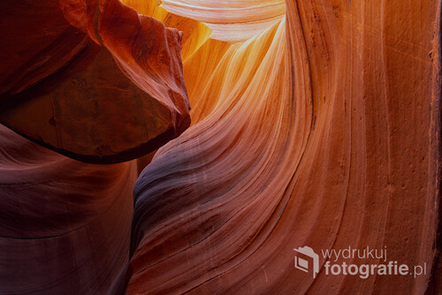 Kanion Antylopy- miejsce jakby nie z tego świata czyli kanion szczelinowy powstały w piaskowcu głównie przez erozję wodną. Ten cud natury położony jest na terenie należącym do plemienia Nawaho. Promienie słoneczne wpadając do kanionu rozpraszają się na powierzchni skał i tworzą spektakularną grę światła, cieni i barw.