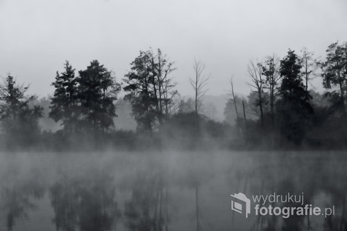 Jezioro w porannych mgłach.