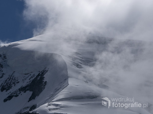 Góra Mont Blanc widziana z lodowca La Jonction. 