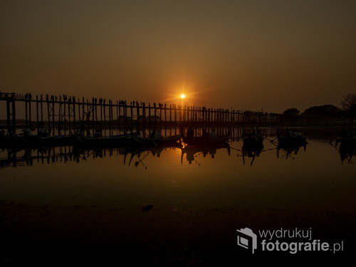 Birmański klasyk - jeden z bardziej znanych i pocztówkowych widoków. Most u Bein w promieniach zachodzącego słońca. 