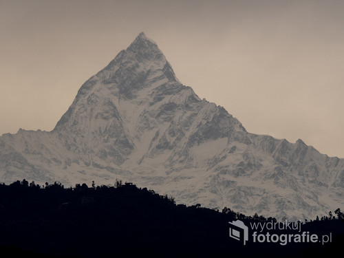 Machhapuchhare nazywany jest również nepalskim Matterhornem. Ten szczyt ma dwa oblicza - gdy patrzymy na niego z okolic Pokhary przypomina szwajcarski Matterhorn, a podczas trekingu zaczynamy dobrze rozumieć jego drugą nazwę - Rybi Ogon. 
Co ciekawe jest to dla Nepalczyków święta góra – wedle wierzeń na szczycie mieszka bóg Shiwa. Góra do tej pory nie została zdobyta – władze Nepalu nie wydają zezwoleń na wspinaczkę na Machhapuchhare.