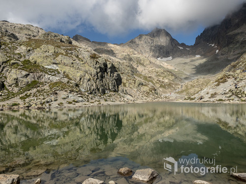 Jezioro Lac Blanc w Alpach francuskich. Jedno z bardziej uroczych miejsc i piękniejszych szlaków w okolicach Chamonix. 