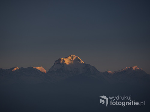 Dhaulagiri, przepiękny ośmiotysięcznik. Ten poranek na wzgórzu Poon Hill to jedno z piękniejszych wspomnień z Himalajów i trekingu do bazy pod Annapurną oraz jeden z najpiękniejszych wschodów słońca w moim życiu. 