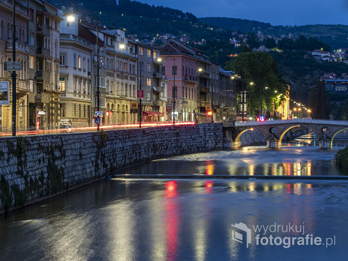 Sarajewo. Miasto z dramatyczną historią, położone między okalającymi je wzgórzami. Zdjęcie zrobione wieczorem na jednym z sarajewskich mostów, który służył mi jako statyw. 