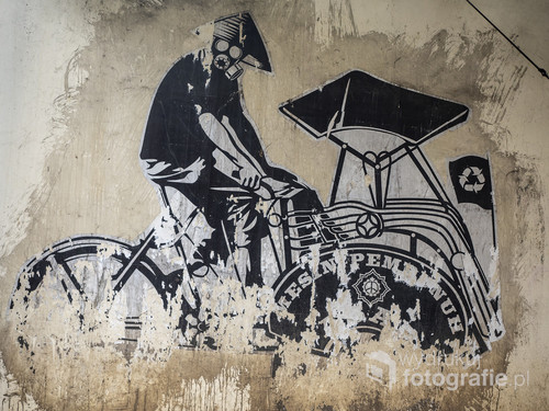 Zdjęcie przedstawia mural znaleziony na jednej z tłocznych i pełnych smogu ulic Yogyakarty w Indonezji. 