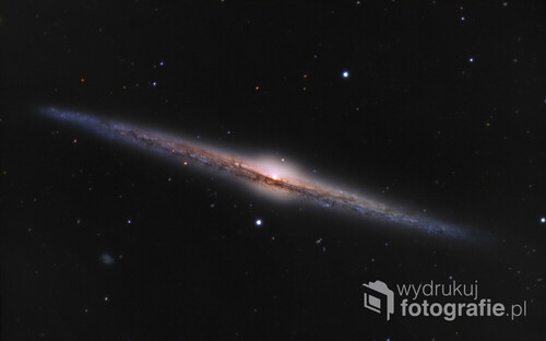 NGC 4565 - Galaktyka Igła z gwiazdozbioru Warkocza Bereniki. Jedna z najbardziej popularnych i najpiękniejszych galaktyk ustawionych do nas 