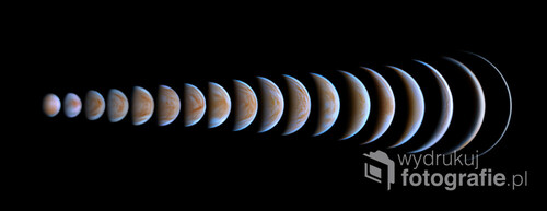 Zdjęcie będące efektem mojego projektu astrofotograficznego z 2020 roku kiedy to rejestrowałem planetę Wenus od początku stycznia do końca maja, praktycznie w każdy pogodny dzień.
Dzięki temu powstało to unikalne zdjęcie pokazujące zmiany fazy i rozmiaru planety na nieboskłonie w tym przedziale czasowym.
Dodatkowo dzięki użyciu filtrów UV i podczerwieni możemy zaobserwować na zdjęciu nieuchwytne dla ludzkiego oka chmury kwasu siarkowego.

Zdjęcie w wysokiej rozdzielczości, może stanowić piękne i nietuzinkowe uzupełnienie wystroju pokoju lub gabinetu w pracy.