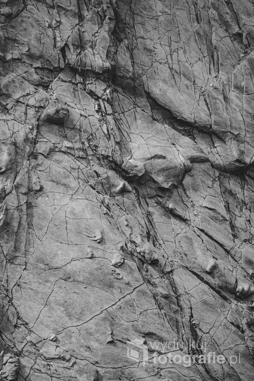 Zdjęcie z serii przedstawiającej niezwykle ciekawe wzory piaskowców kwarcowych w Bieszczadach. 