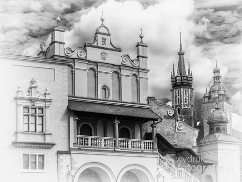 Rynek krakowski z widokiem na południową elewację Sukiennic w głębi wieże mariackie