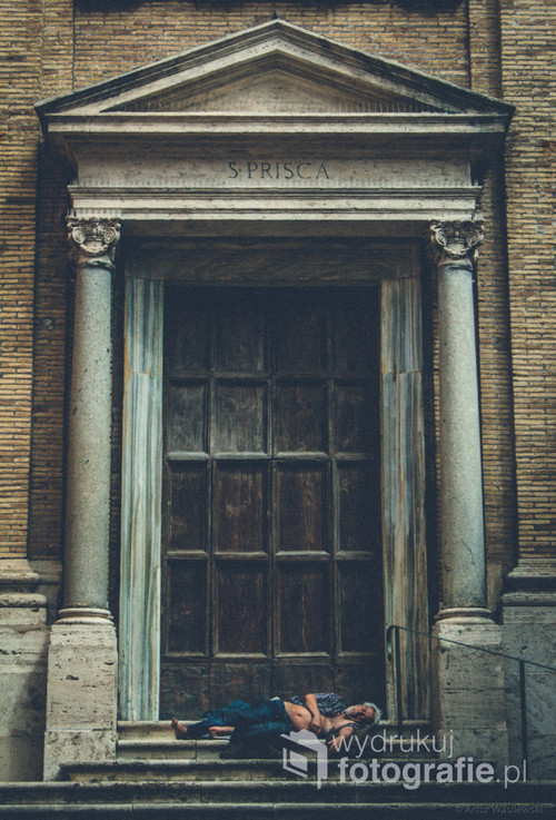 Zdjęcie zostało zrobione w Rzymie przed wejściem do jednego z kościołów. Zobaczyłem śpiącego bezdomnego mężczyznę leżącego przed bramą
