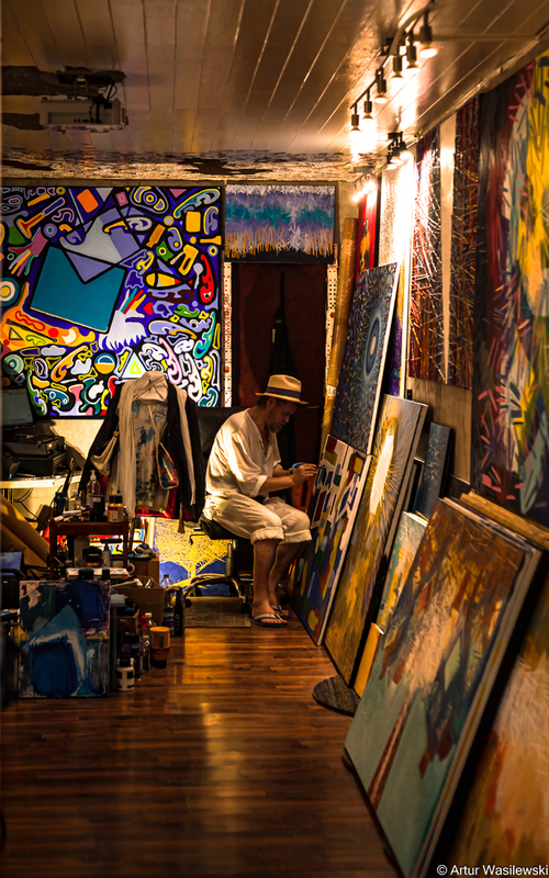 Zdjęcie uchwycone podczas spacerowania po mieście Pula. Pokazuje starszego malarza, w swoim małym, kolorowym pokoju. 