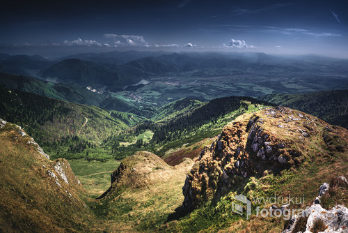 Słowacka Mała Fatra to jedne z najpiękniejszych gór, a zdjęcie przedstawia panoramę z góry Chleb