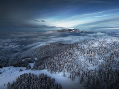 Zdjęcie z drona przedstawia zimowy Beskid Żywiecki i jego najwyższy, a zarazem samotny szczyt - Babią Górę