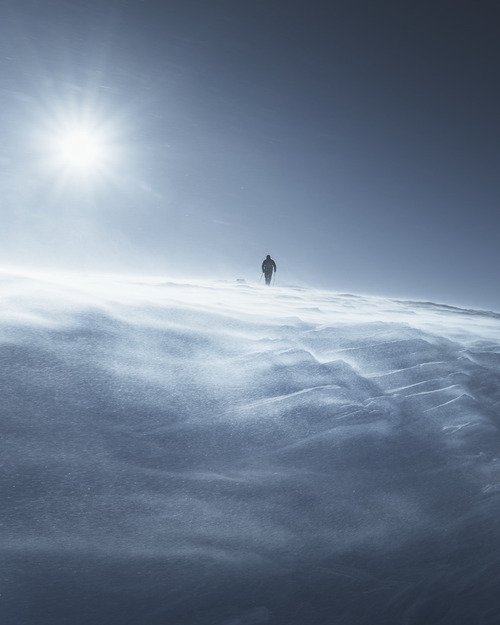 Zimowe zmagania w Tatrach podczas silnego wiatru. 
Zdjęcie znalazło się wśród 3 najlepszych zdjęć konkursu fotograficznego organizowanego podczas Suunto Vertical Week 