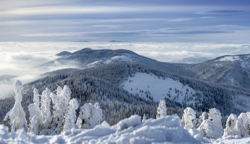 Zimowa panorama z Pilska z widocznymi beskidzkimi halami: Rysianką Lipowską, Cudzichową