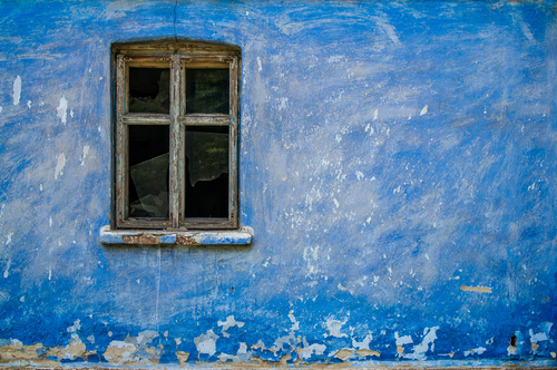 Ściana niebieskiego opuszczonego domu, sfotografowana w miejscowości Wysoka Głogowska na podkarpaciu.
