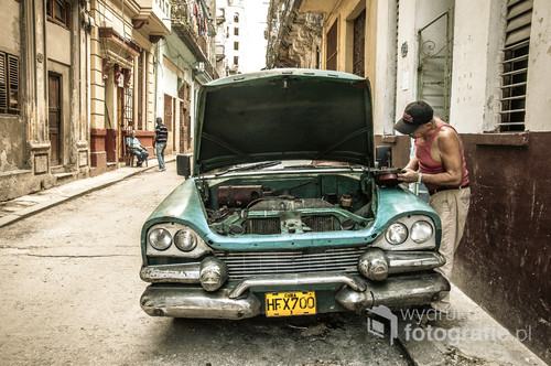 Zdjęcie zostało zrobione na Kubie. Kubańczycy starają się naprawiać stare samochody ponieważ nowe są bardzo drogie.