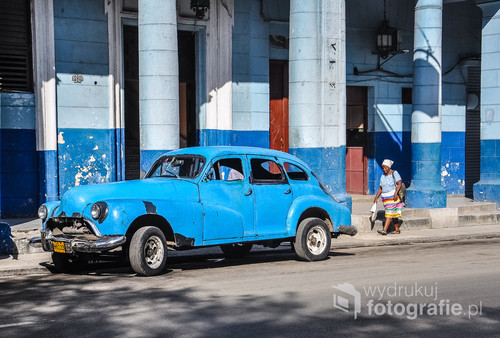 Zdjęcie zostało zrobione na Kubie. Kubańczycy starają się naprawiać stare samochody ponieważ nowe są bardzo drogie.