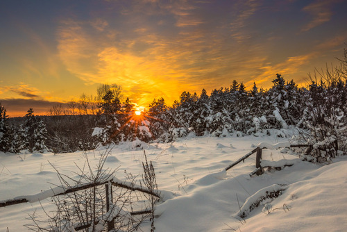 Zimowy pejzaż z widokiem na rezerwat przyrody Sołokija na terenie wsi Dziewięcierz. 