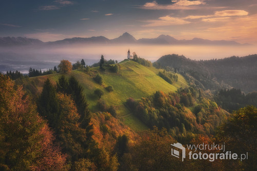 Słoweńskie wzgórza, pagórki i majestatyczne góry, który w tym miejscu, o wschodzie słońca i jesiennej scenerii, prezentują się wręcz spektakularnie. Jamnik, bo tak nazywa się to miejsce, jest jednym z najczęściej i najchętniej odwiedzanym miejscem przez fotografów. Ale czy jest się temu dziwić?