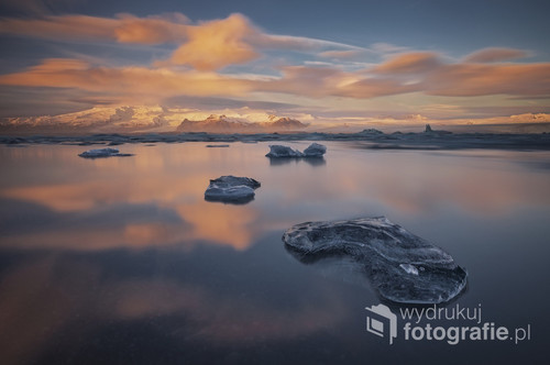 Lodowe jezioro na Islandii to miejsce wszystkim dobrze znane. Trafiając na takie warunki, widoki stają się wręcz spektakularne. Bardzo lubię eksperymentować z długimi czasami naświetlania, a dzięki temu, że znalazłem kilka kawałków lodu, które były stabilne, udało się zrealizować taki kadr.