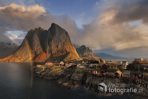 Jedna z najbardziej rozpoznawanych wiosek rybackich w Norwegii, a konkretnie na Lofotach: Hamnoy. Ujęcie również 