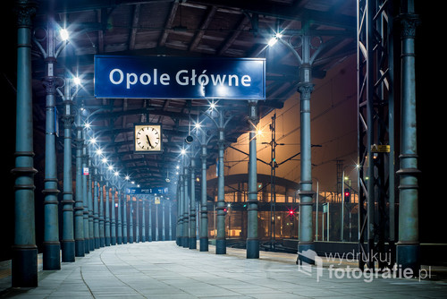 Dworzec Główny w Opolu na dwie godziny przed wschodem słońca, w poniedziałek, tuż przed przyjazdem pierwszych pociągów z dojeżdżającymi do pracy ludźmi
