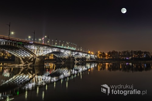 Najpiękniejszy według wielu most w Warszawie. Zdjęcie wykonane podczas pełni księżyca w lutym 2019 roku i złożone z dwóch odrębnych ujęć