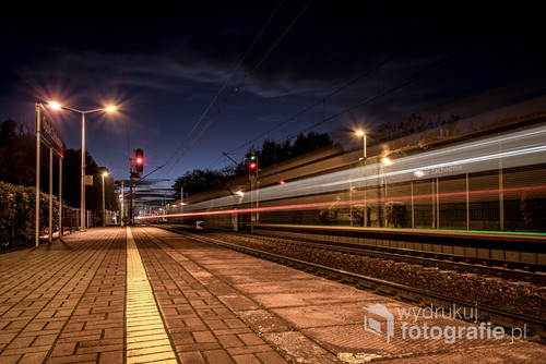 Dworzec Opole Zachodnie i przejeżdżający pociąg Inter City pendolino, jakdący w kierunku Wrocławia
