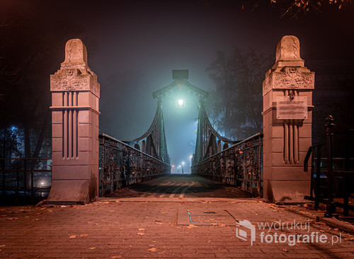 Najbardziej znany most w Opolu, najbardziej romantyczny i najczęściej fotografowany, na różne sposoby
