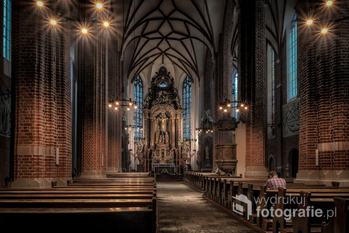 Gotycka katedra opolska po ostatnim nabożeństwie wieczornym