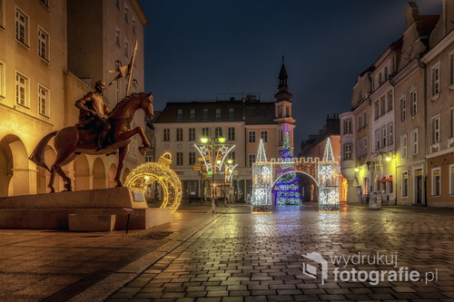 Rynek w Opolu z pomnikiem księcia Kazimierza I Opolskiego z iluminacjami bożonarodzeniowymi
