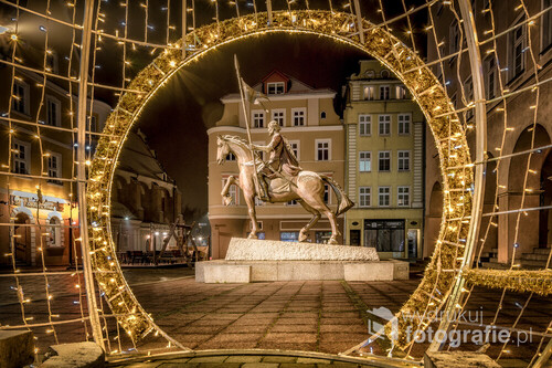 Pomnik księcia wśród bożonarodzeniowych iluminacji. Zdjęcia nagrodzone w konkursie Świeć się z Energą 2021
