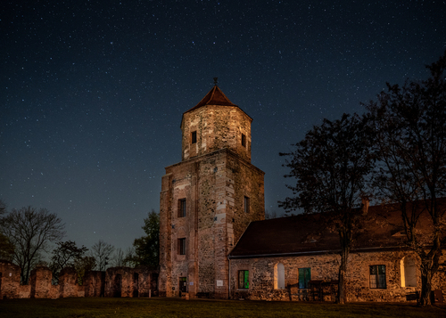Baszta zamku w Toszku z gwiazdami