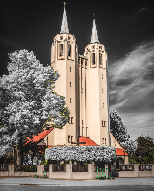 Fotografia wykonana dwoma aparatami: zmodyfikowanym do zdjęć w podczerwieni i normalnym. Następnie ujęcia połączono tak, żeby fragmenty z kościołem i otoczeniem były w kolorze, a reszta w czarno-białej podczerwieni, która podkreśliła odcień nieba i przekształciła zieleń liści na biały. 